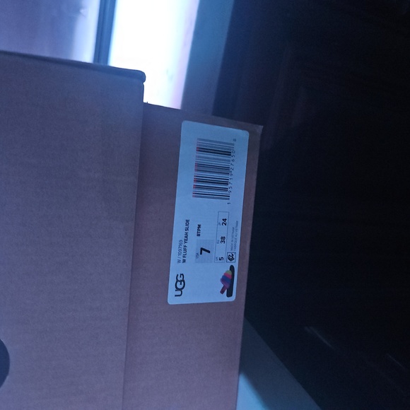 UGGs fluffy slippers - Picture 3 of 3